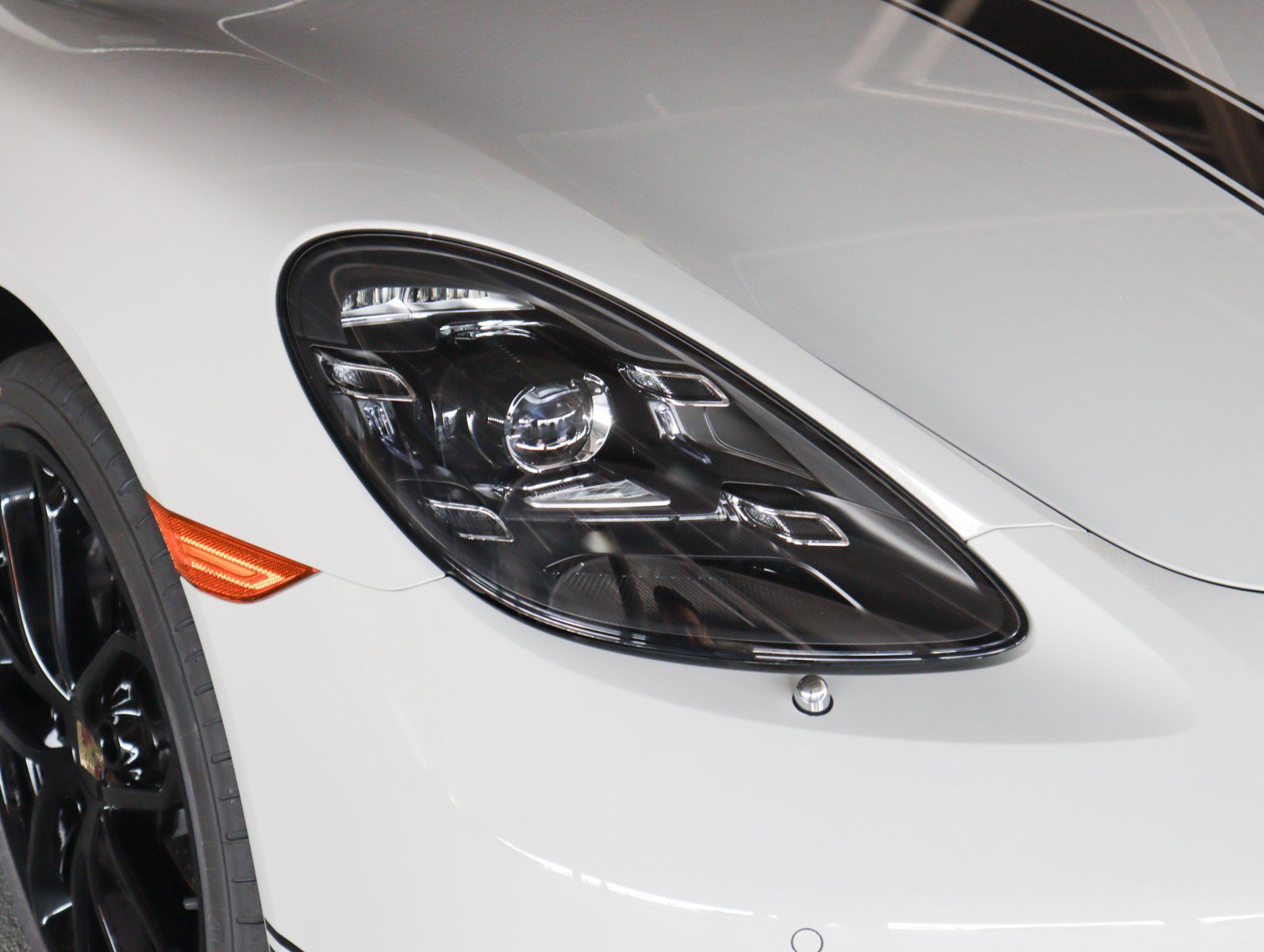 2025 Porsche Cayman photo 25