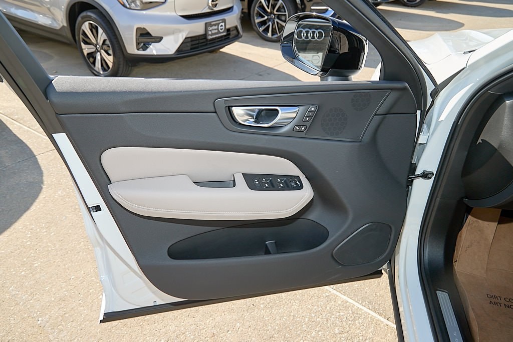 2026 VOLVO XC60 - Image 9