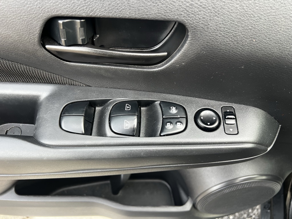 2021 Nissan Kicks S photo 9