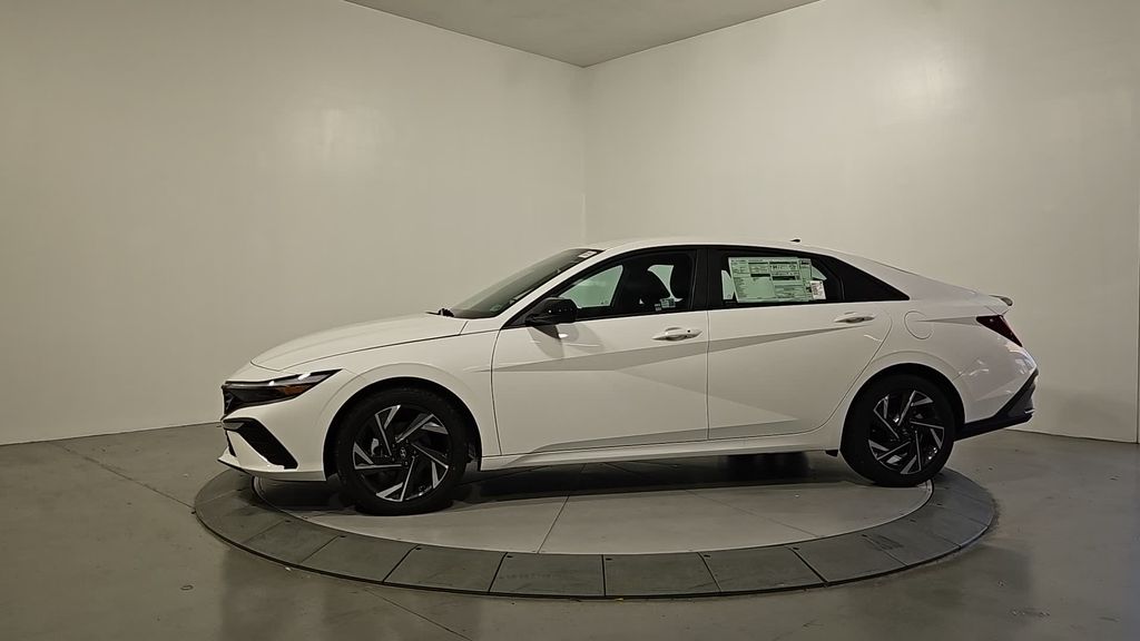 2025 Hyundai Elantra SEL Sport photo 2