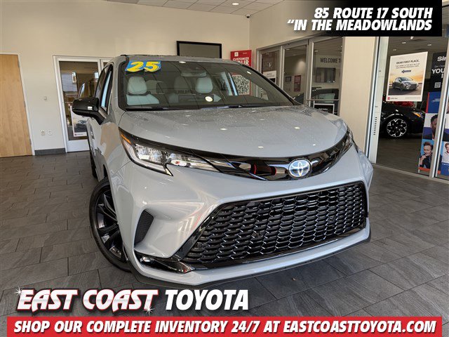 2025 Toyota Sienna XSE's photo