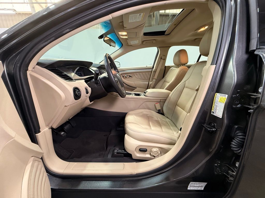 2019 Ford Taurus SEL photo 15