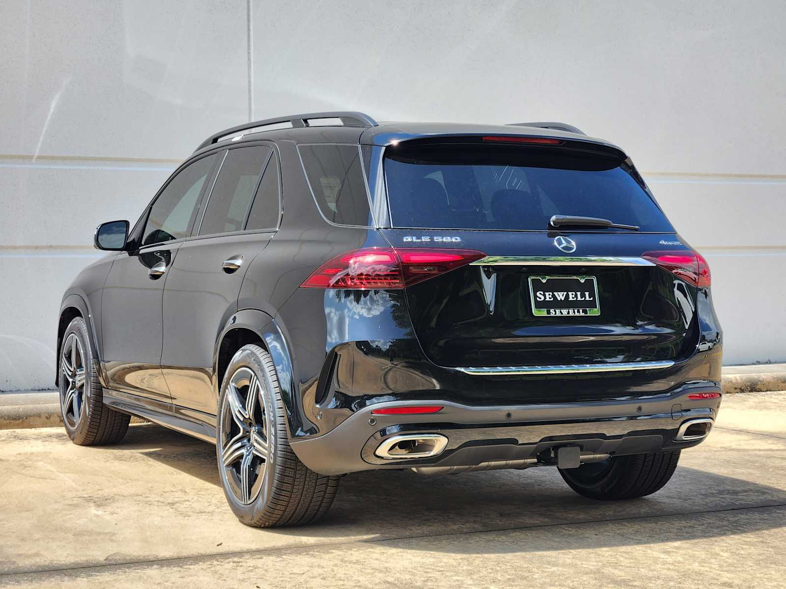 2025 Mercedes Benz GLE 580 4MATIC photo 2