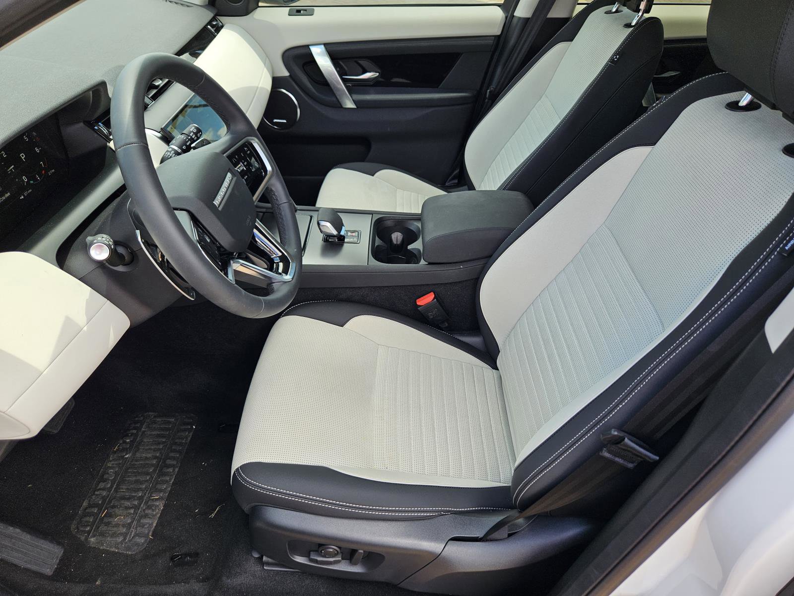 2025 Land Rover Discovery Sport S photo 24