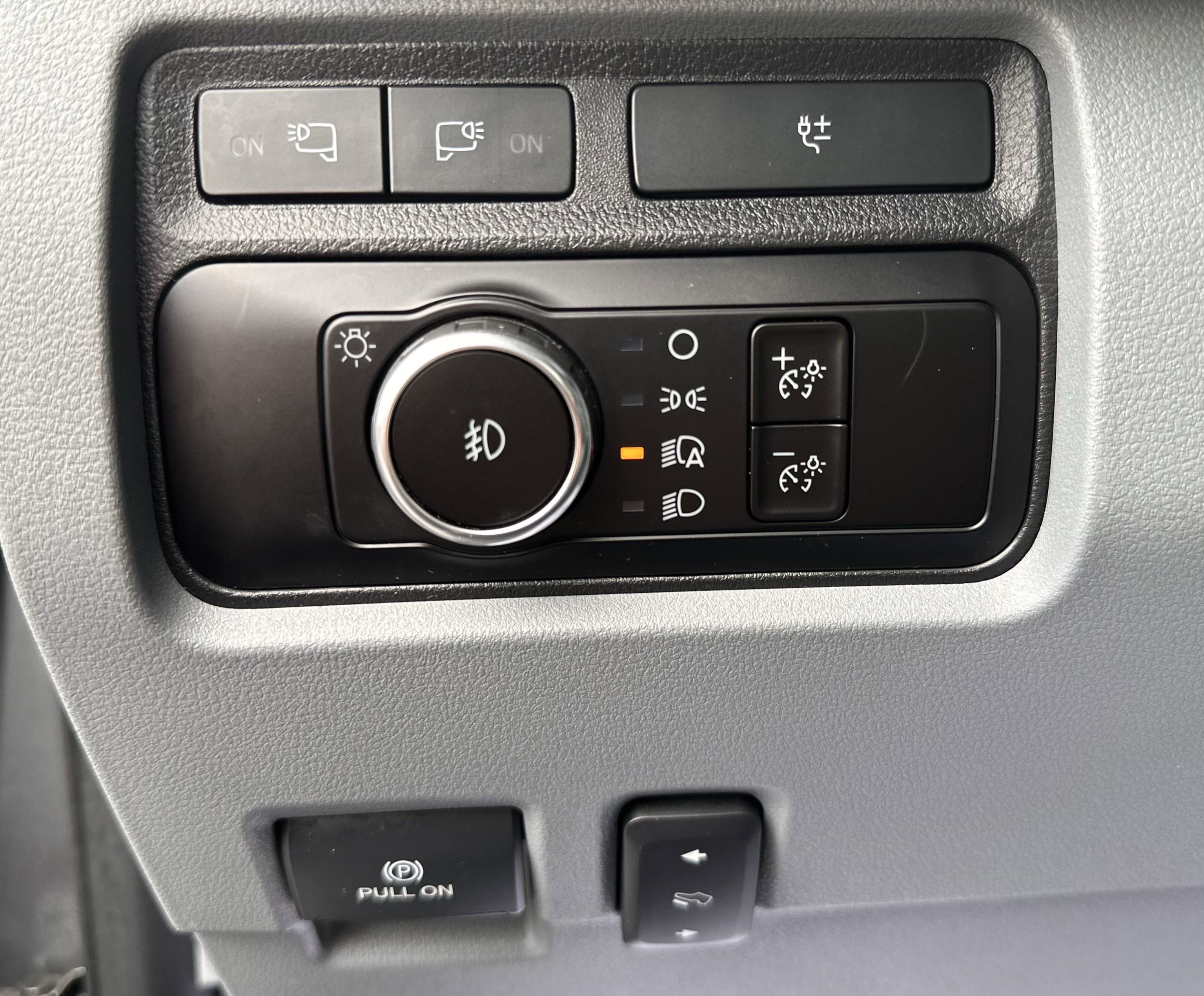 2023 Ford F-600 photo 2