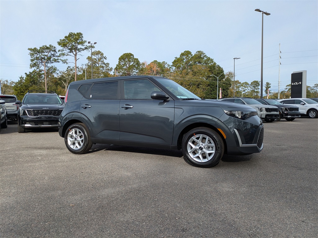 2025 Kia Soul LX's photo