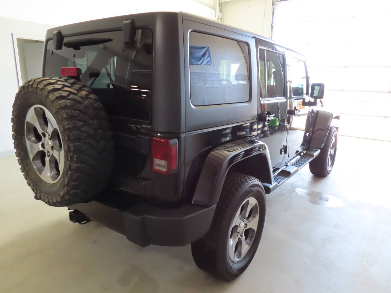 2017 Jeep Wrangler Unlimited Sahara photo 4