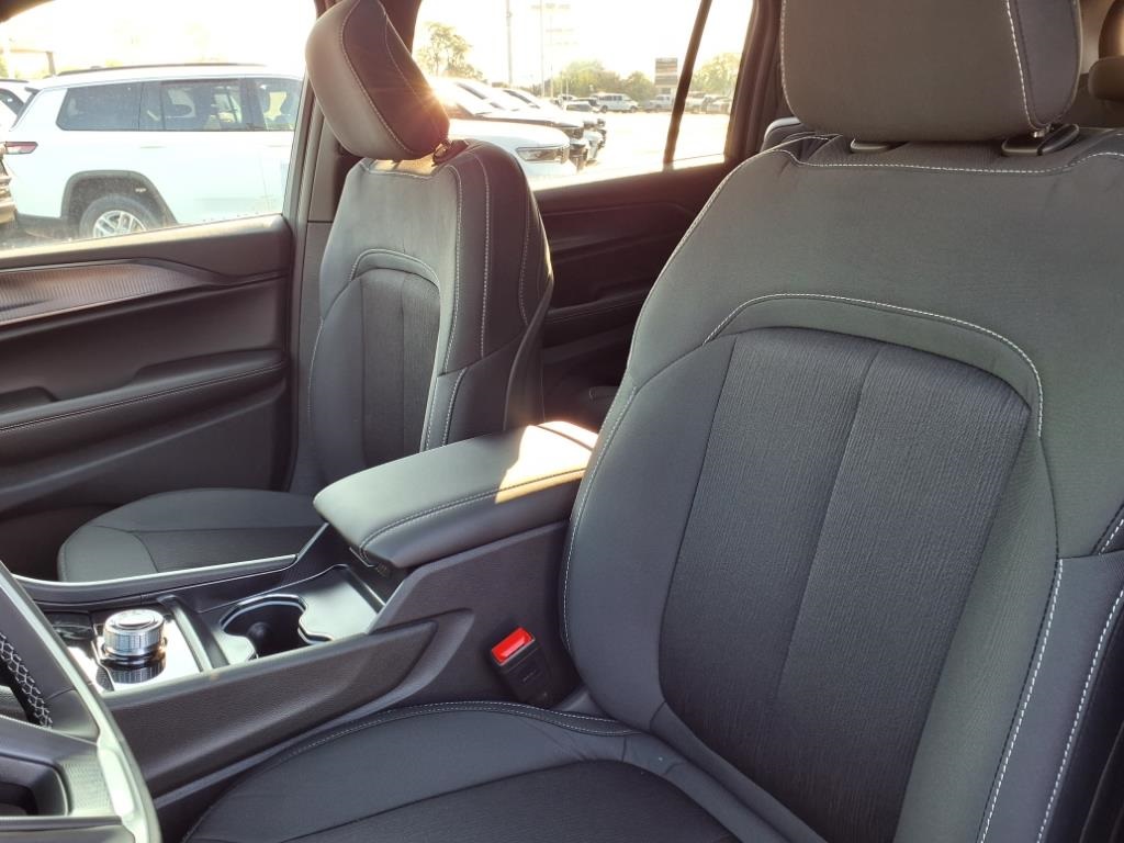 2025 Jeep Grand Cherokee Laredo Altitude photo 9