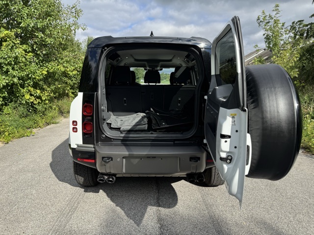 2023 Land Rover Defender 110 X-Dynamic SE photo 8