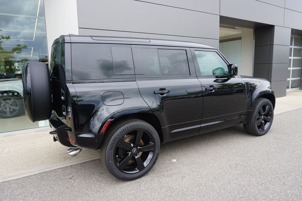 2025 Land Rover Defender 110 V8 photo 4