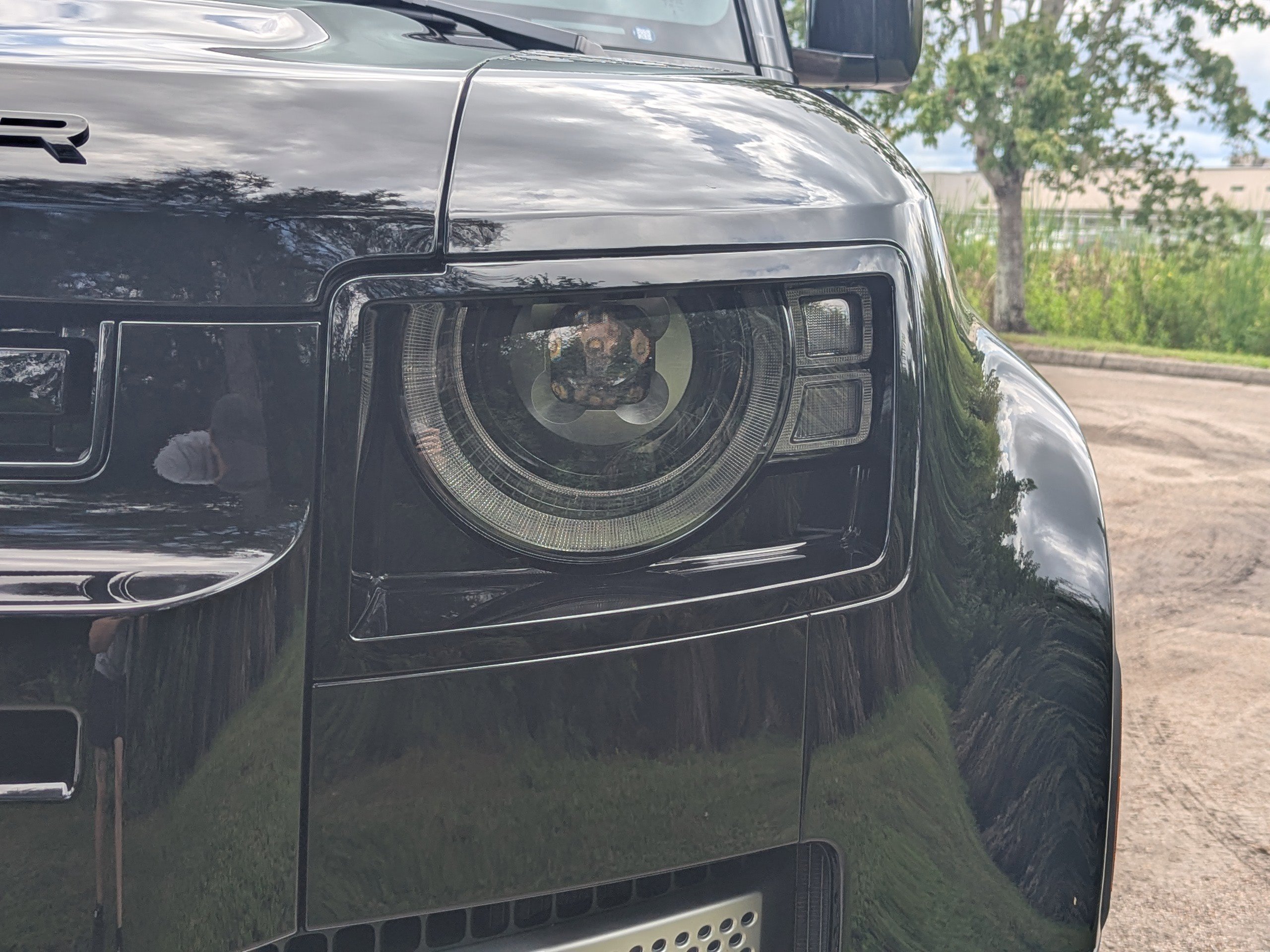 2025 Land Rover Defender 130 S photo 9