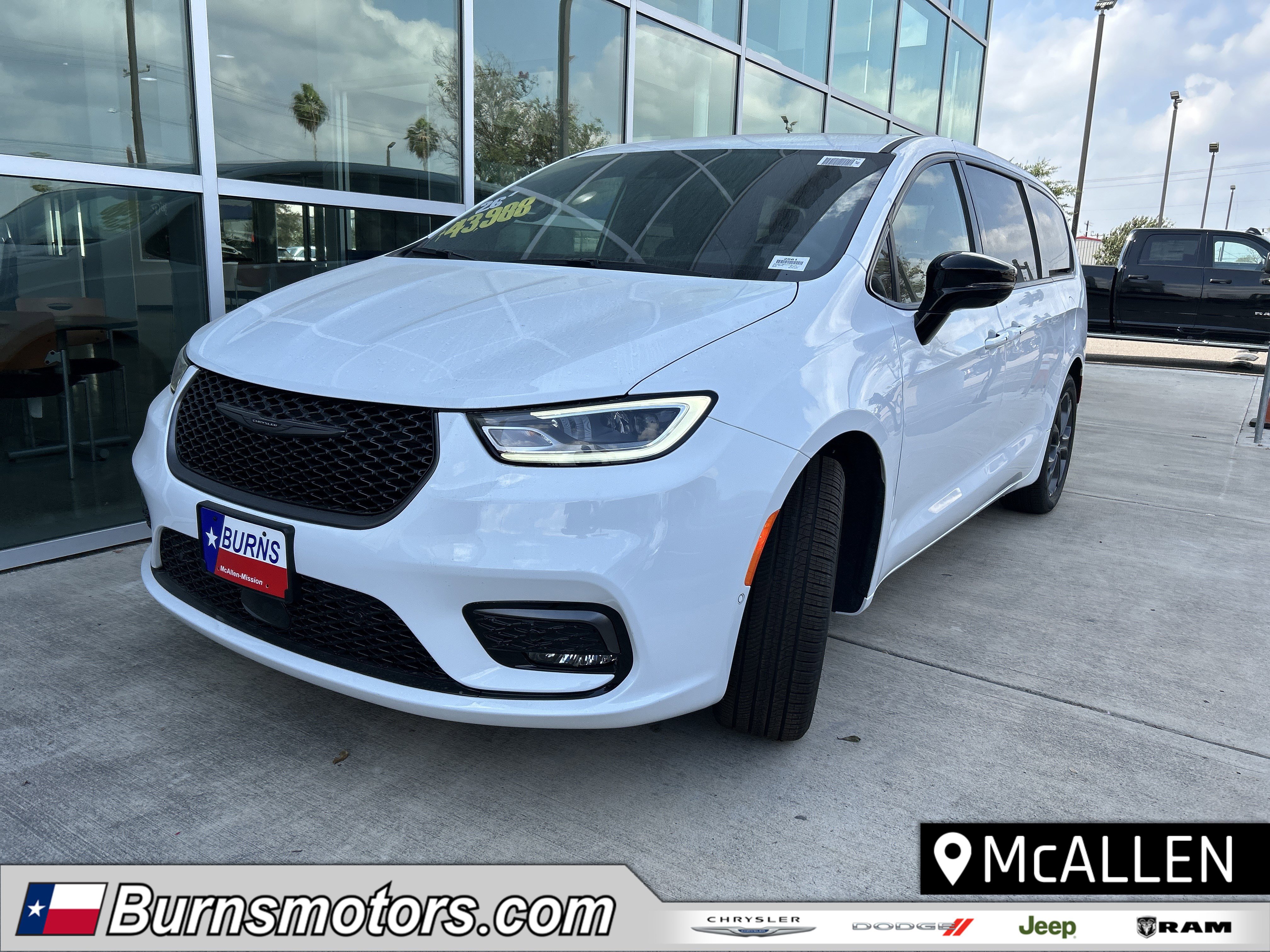 2026 Chrysler Pacifica Select's photo