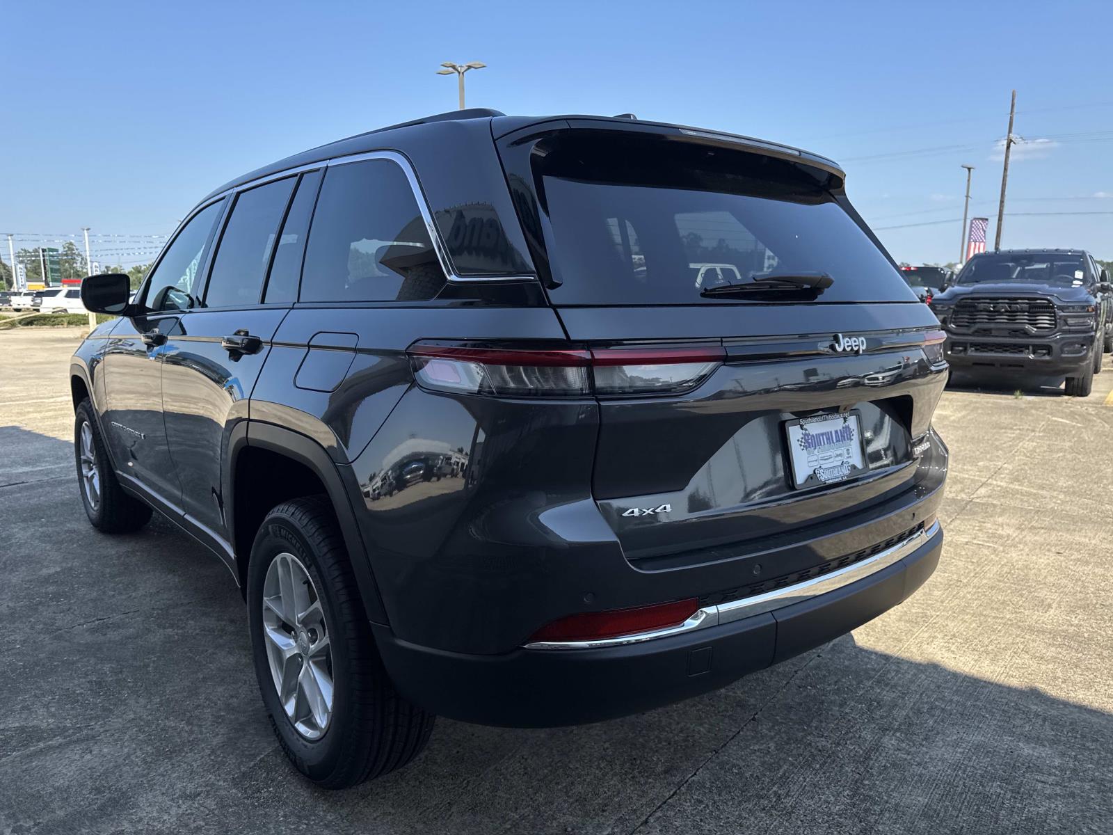 2025 Jeep Grand Cherokee Laredo X photo 3