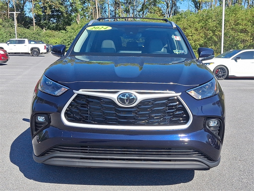 2024 Toyota Highlander XLE photo 2