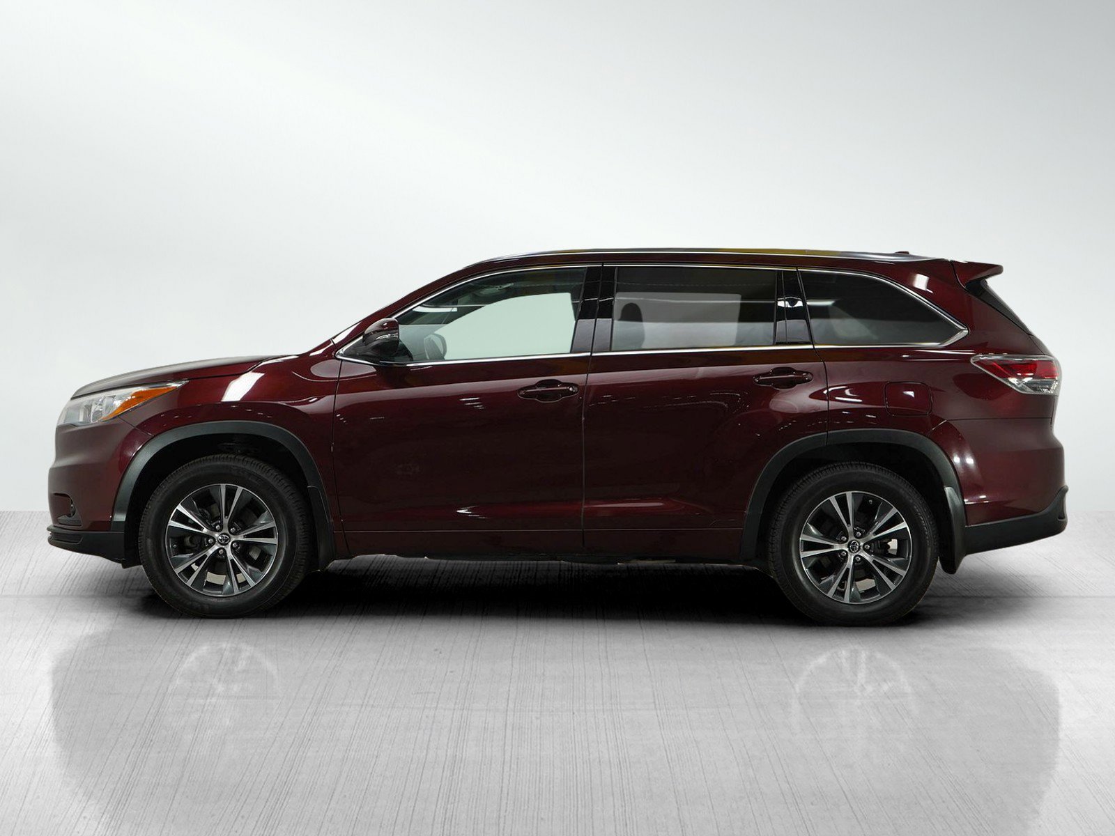 Used 2016 Toyota Highlander XLE with VIN 5TDJKRFH5GS324133 for sale in Bloomington, Minnesota