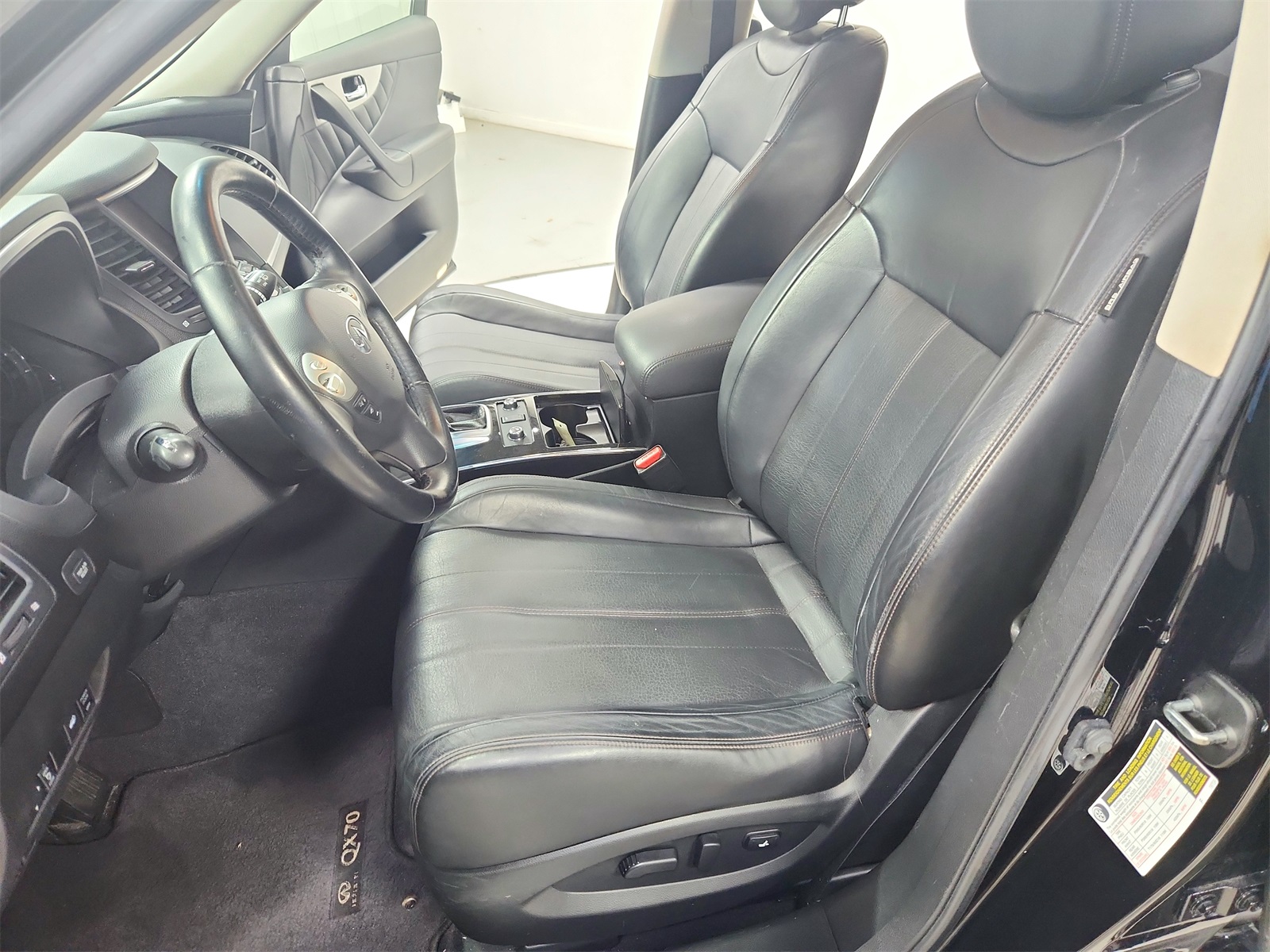 2017 Infiniti QX70 Base photo 17