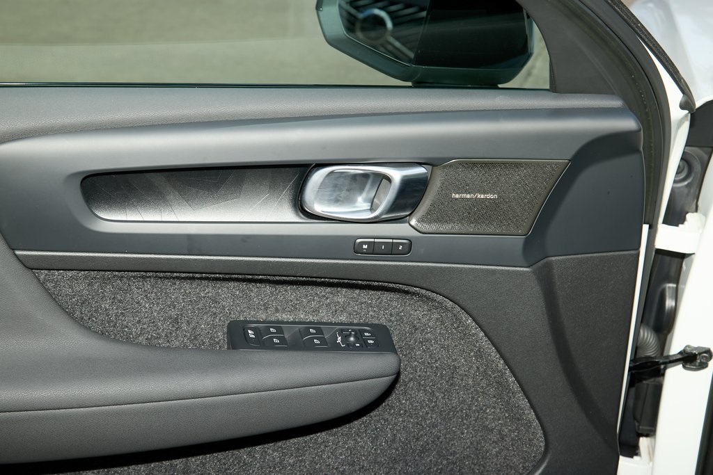 2023 VOLVO XC40 - Image 10