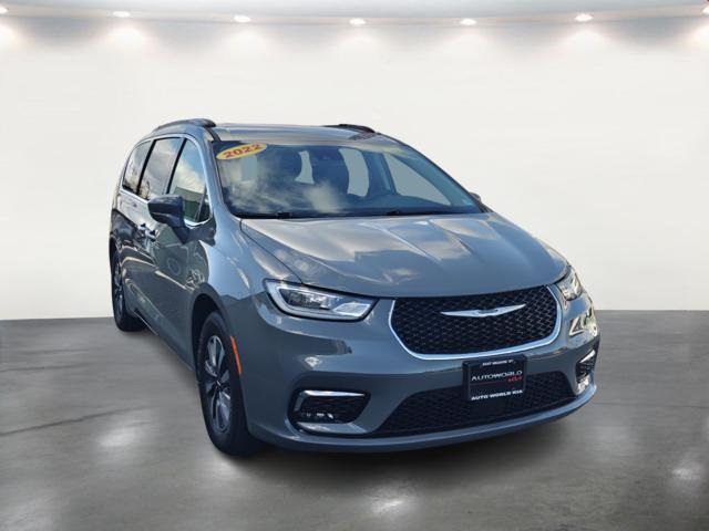 2022 Chrysler Pacifica Hybrid Touring L's photo