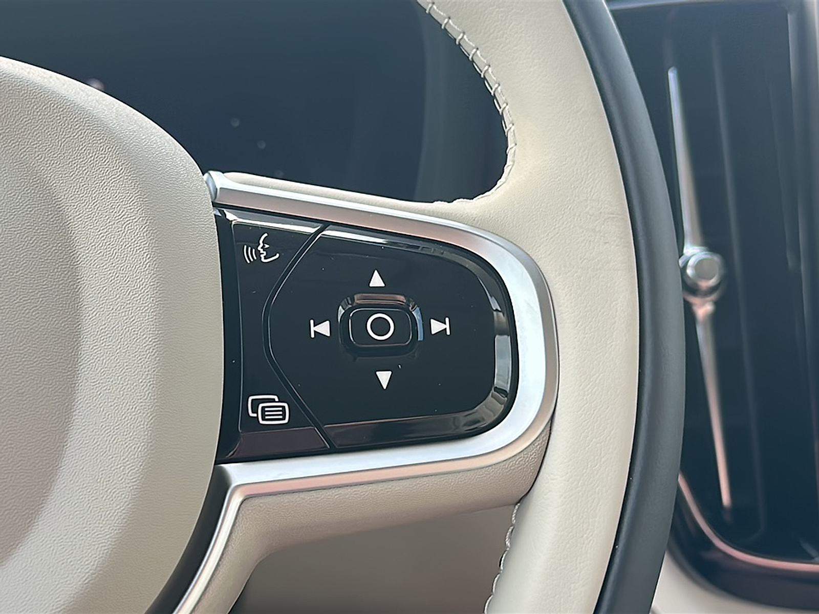 2026 Volvo XC60 T8 photo 9