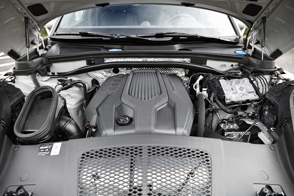 2025 Porsche Macan T photo 29