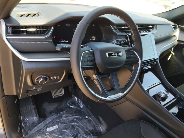 2025 Jeep Grand Cherokee Altitude photo 9