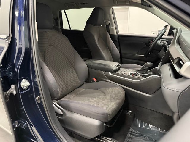 2023 Toyota Highlander LE photo 29