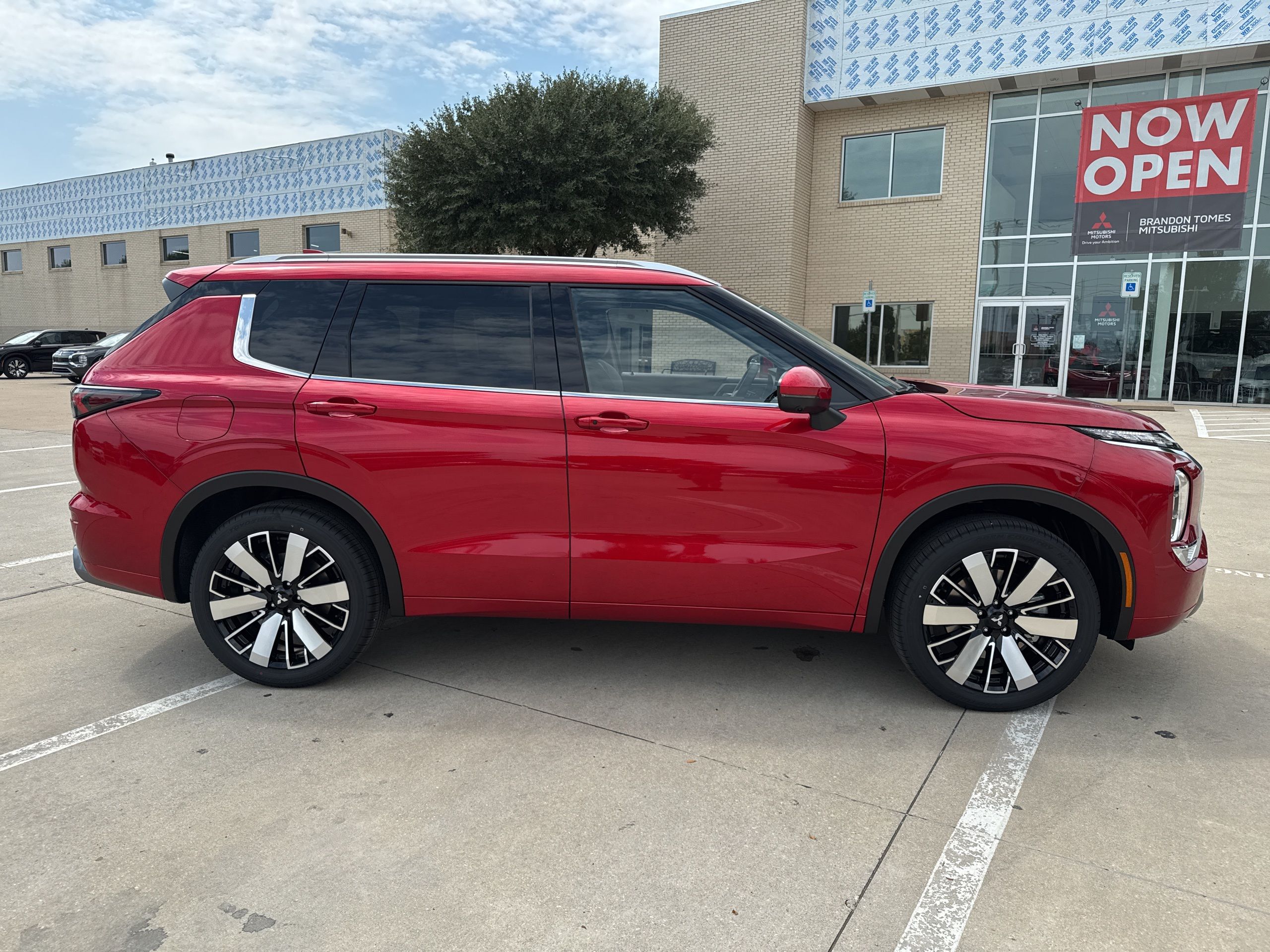 2025 Mitsubishi Outlander SEL photo 2