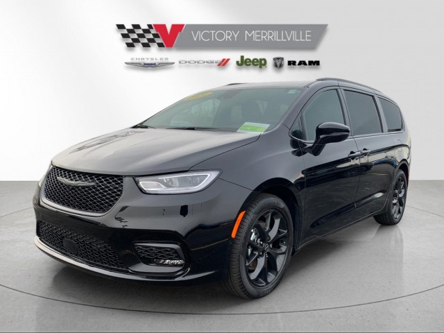 2026 Chrysler Pacifica Select's photo
