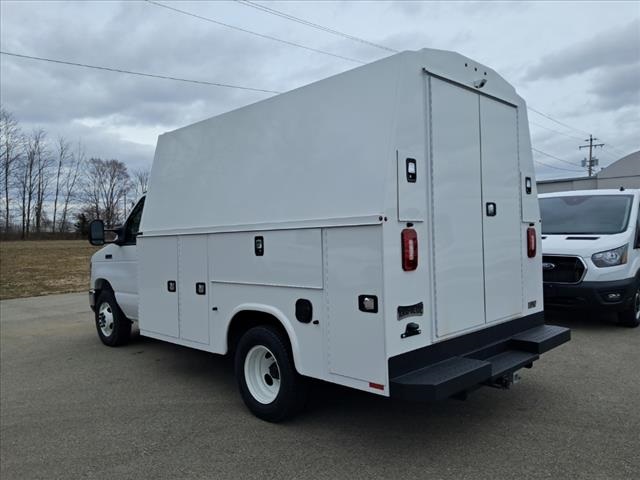 2025 Ford E-350 Base photo 3
