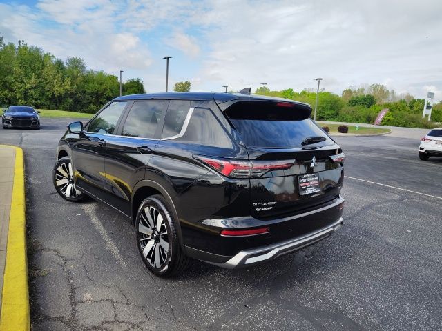 2025 Mitsubishi Outlander SE photo 4