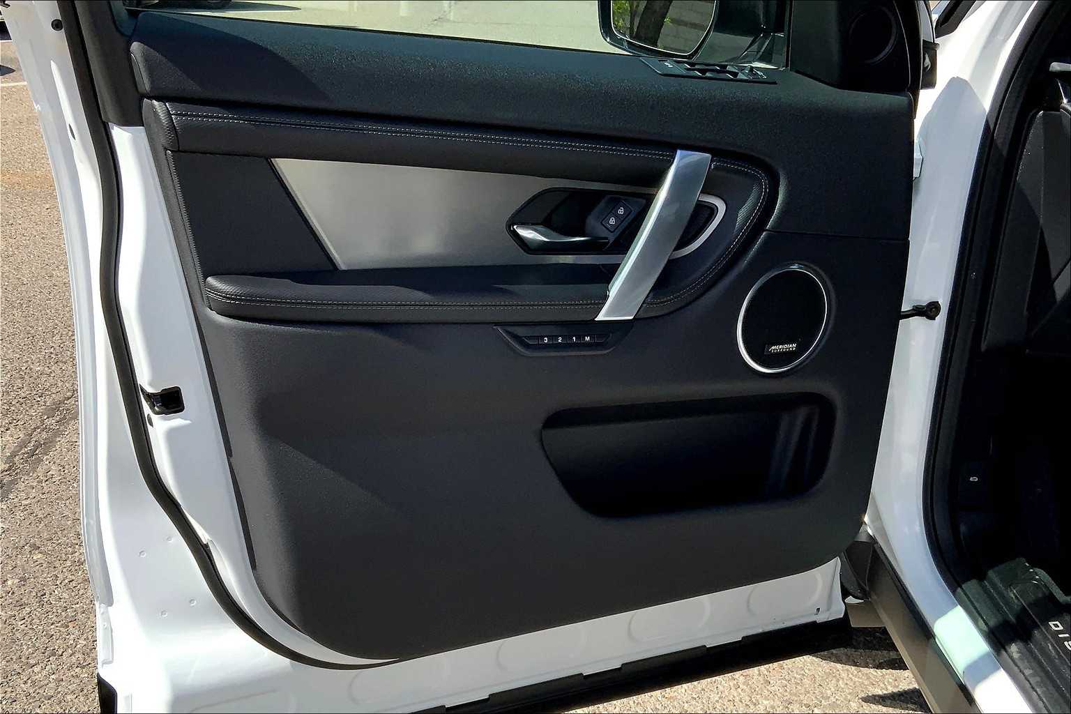 2025 Land Rover Discovery Sport Dynamic SE photo 10