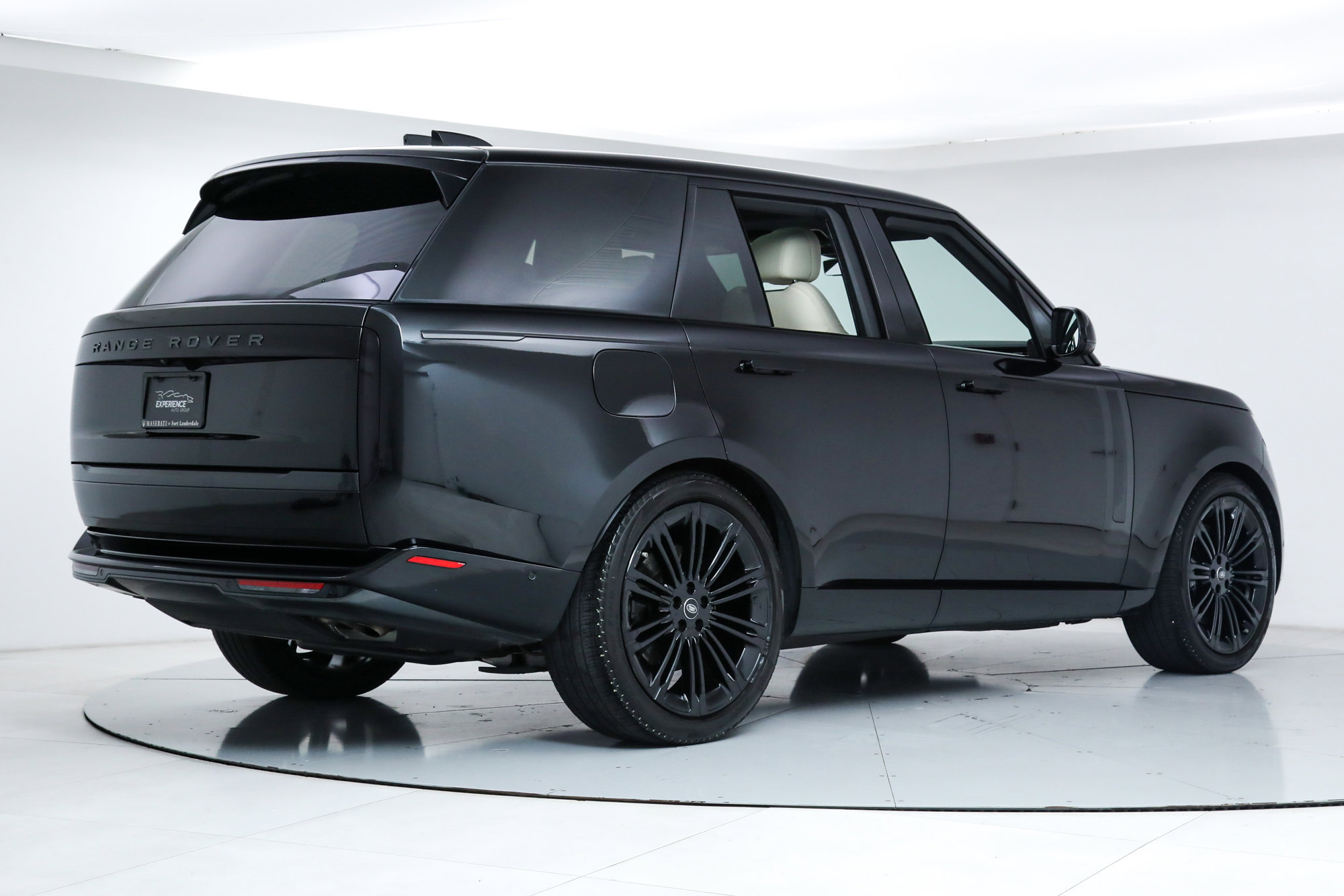2024 Land Rover Range Rover SE photo 5