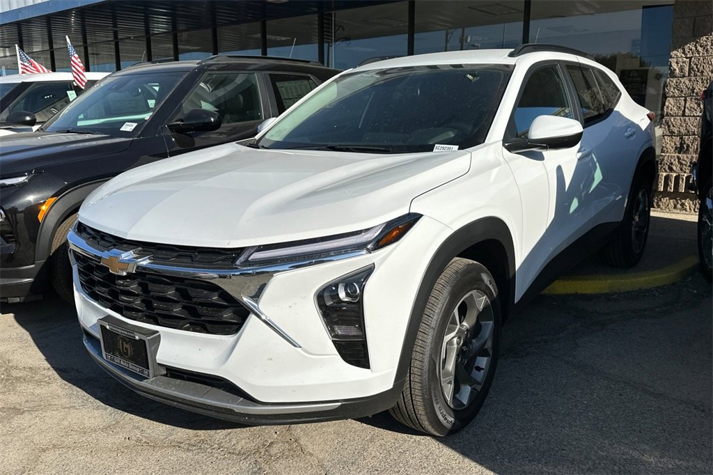 2025 Chevrolet Trax LT photo 2
