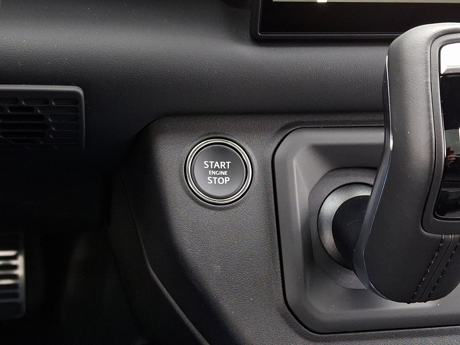 2025 Land Rover Defender 130 V8 photo 28
