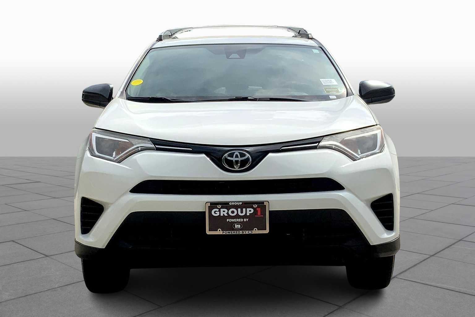 2017 Toyota RAV4 LE photo 3
