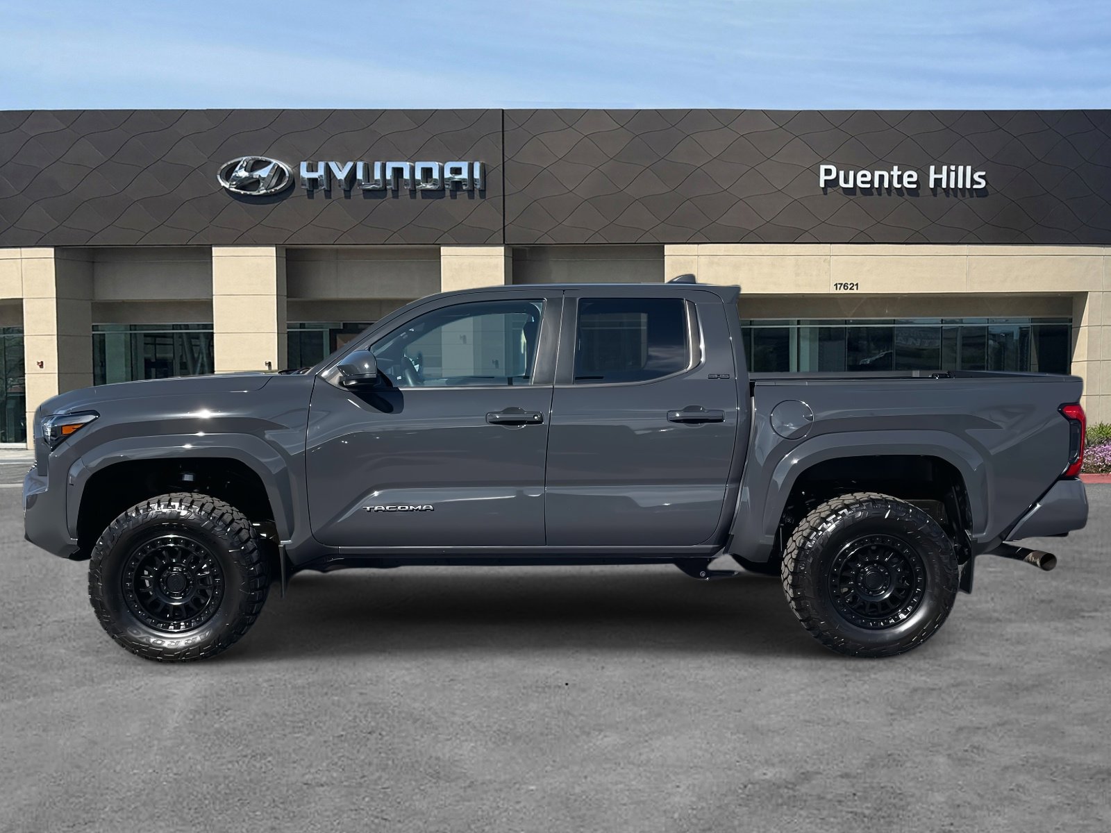 2024 Toyota Tacoma SR5 photo 3