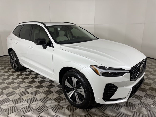 2025 Volvo XC60 T8 Core photo 2
