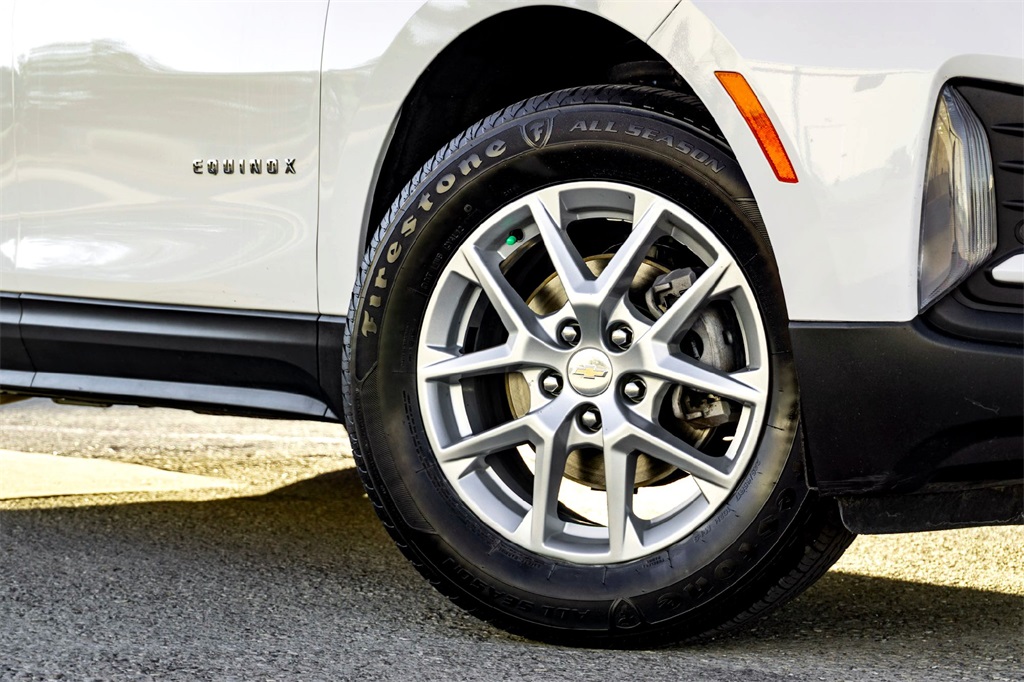 2024 Chevrolet Equinox LT photo 2