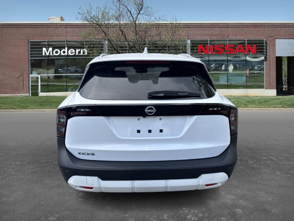 2025 Nissan Kicks SR photo 2