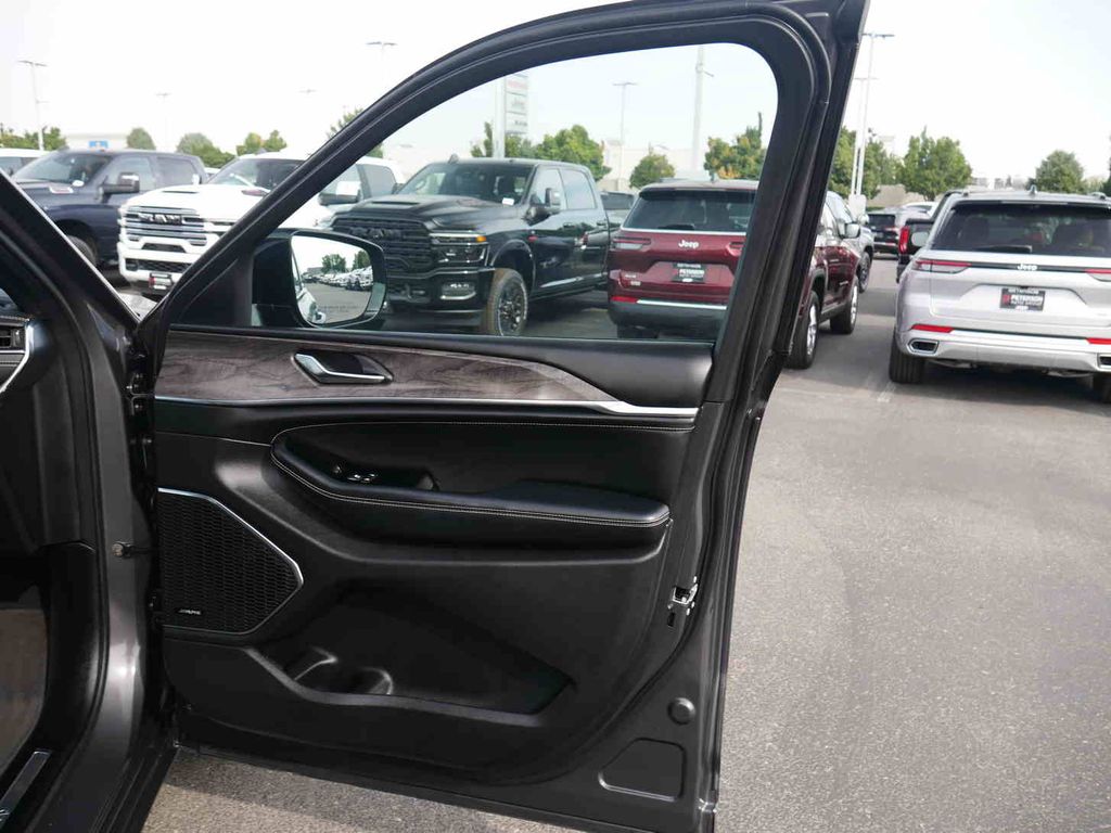2024 Jeep Grand Cherokee Overland photo 23