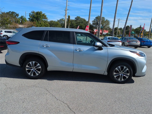 2023 Toyota Highlander XLE photo 3
