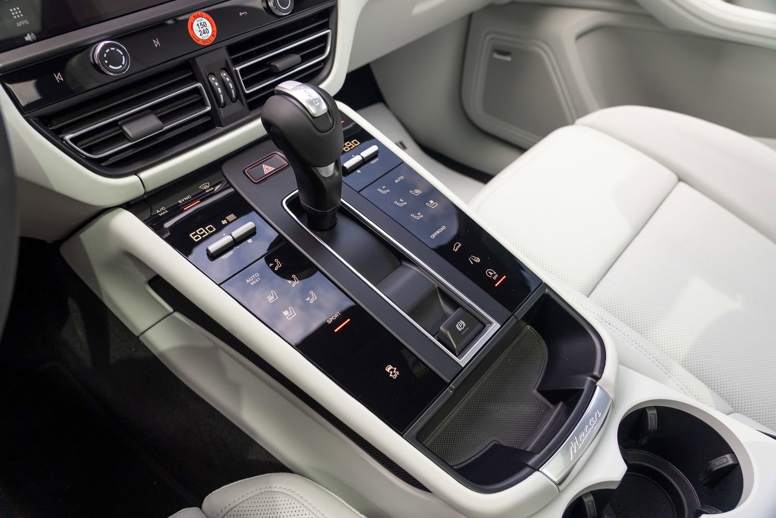 2025 Porsche Macan Base photo 34
