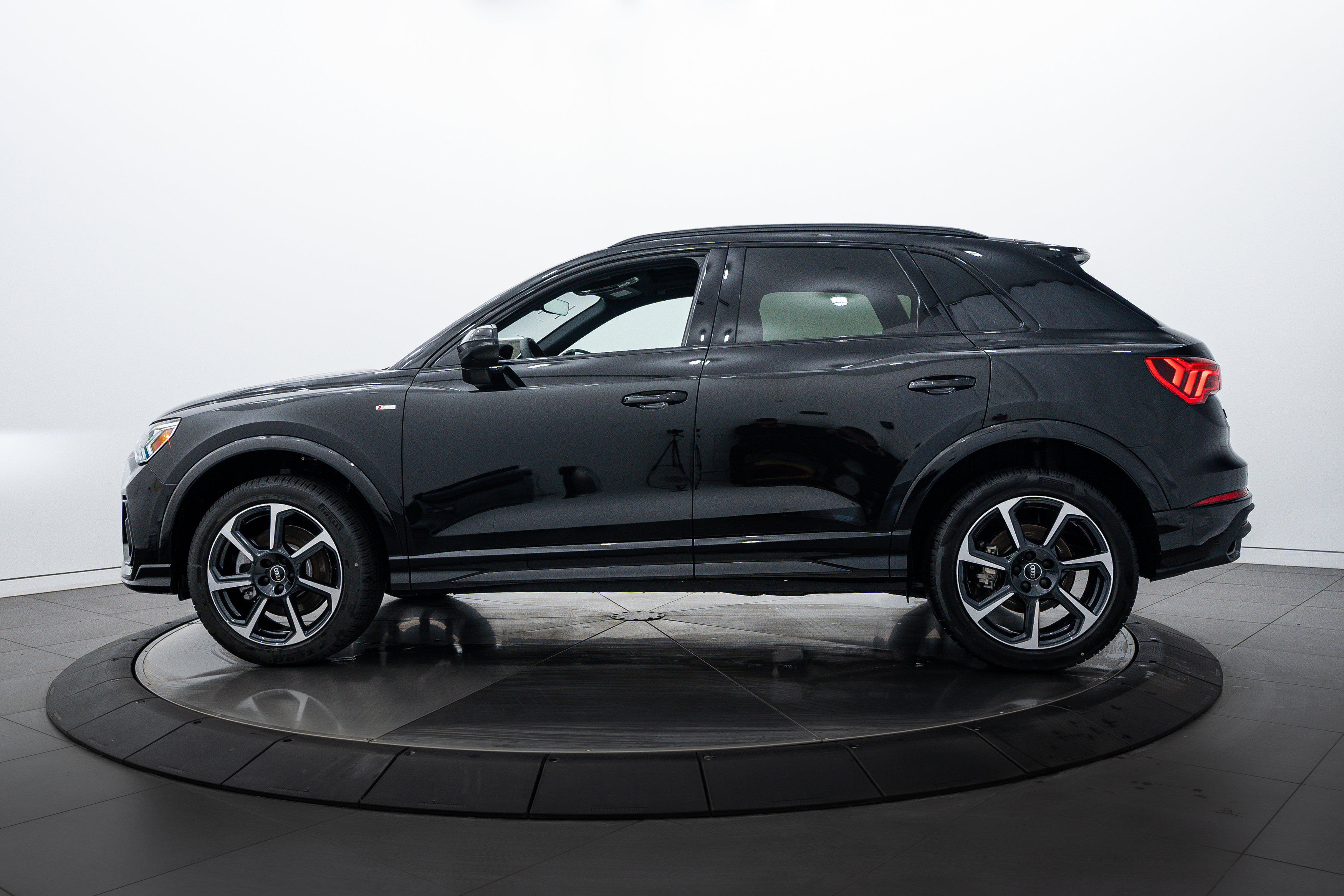 2025 Audi Q3 S line Premium Plus photo 4