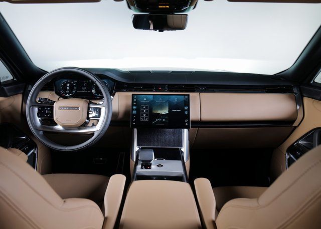2025 Land Rover Range Rover SE photo 4
