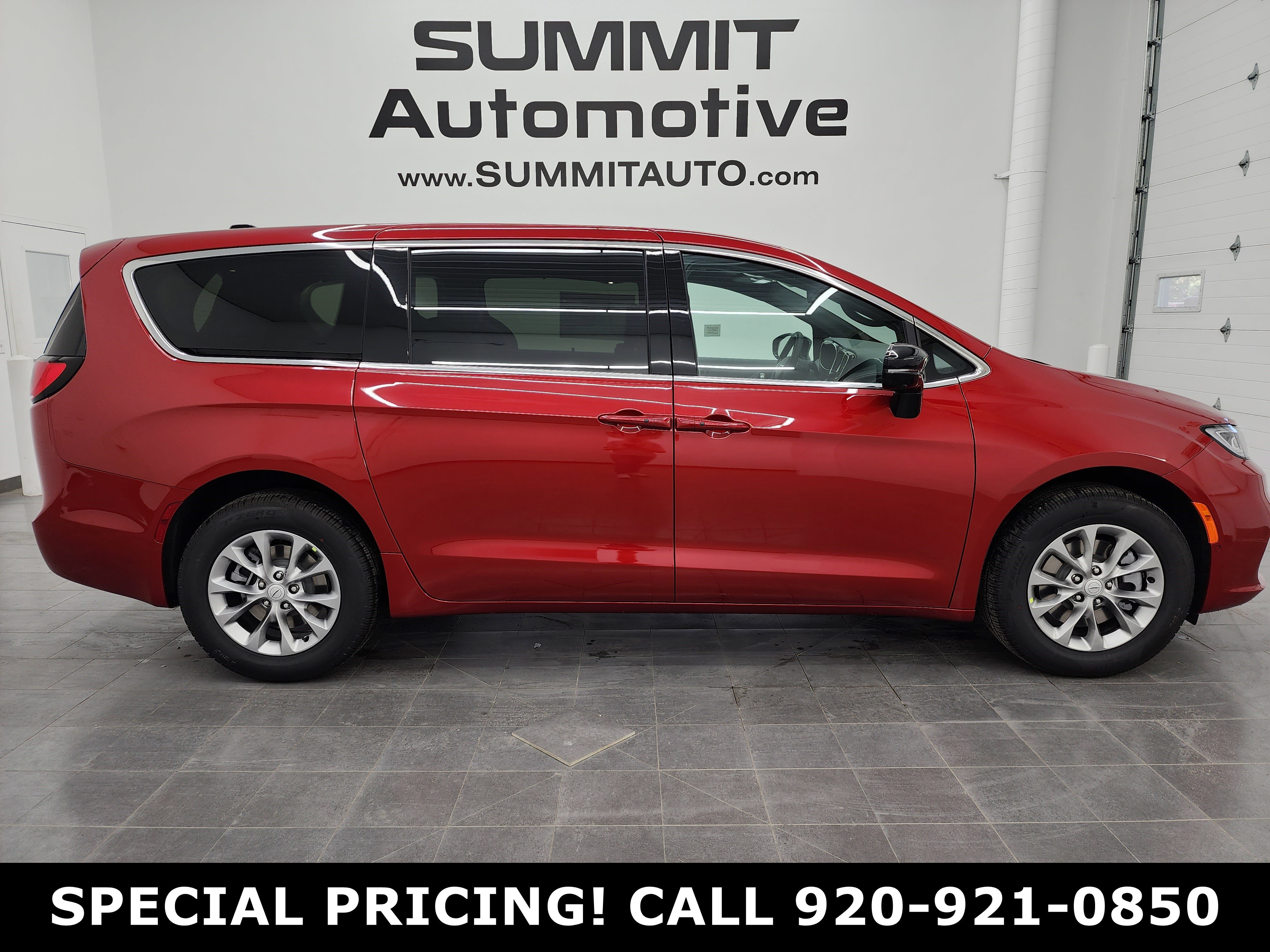 2026 Chrysler Pacifica Select's photo