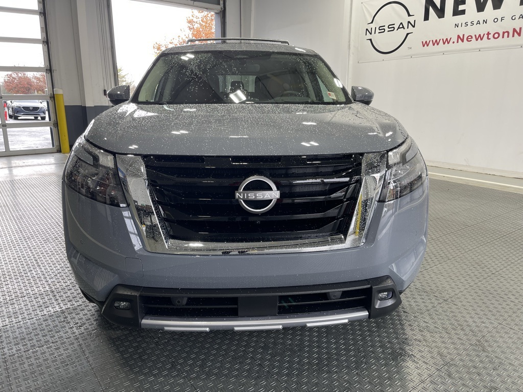 2025 Nissan Pathfinder Platinum photo 2