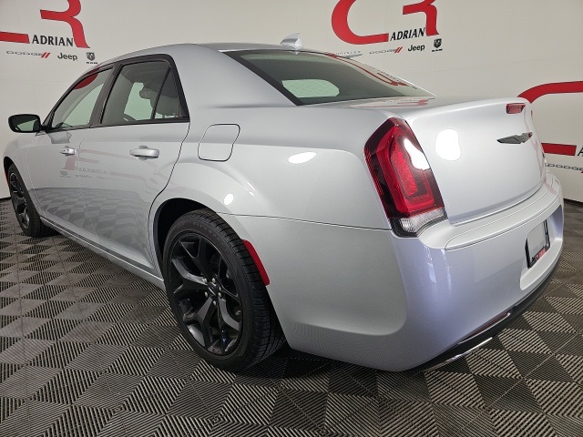 2023 Chrysler 300 Touring photo 3