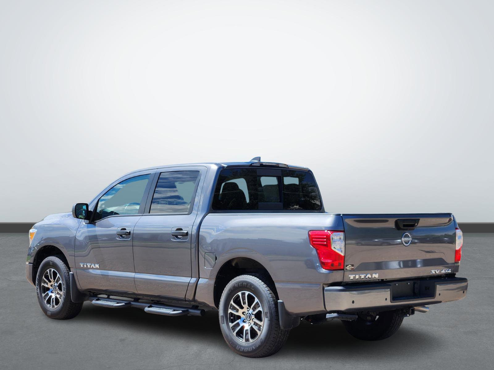 2024 Nissan Titan SV Crew Cab photo 3