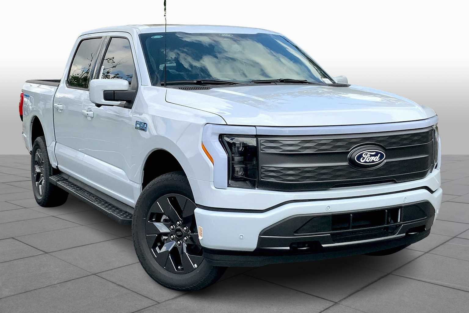 2025 Ford F-150 Lightning Lariat photo 2