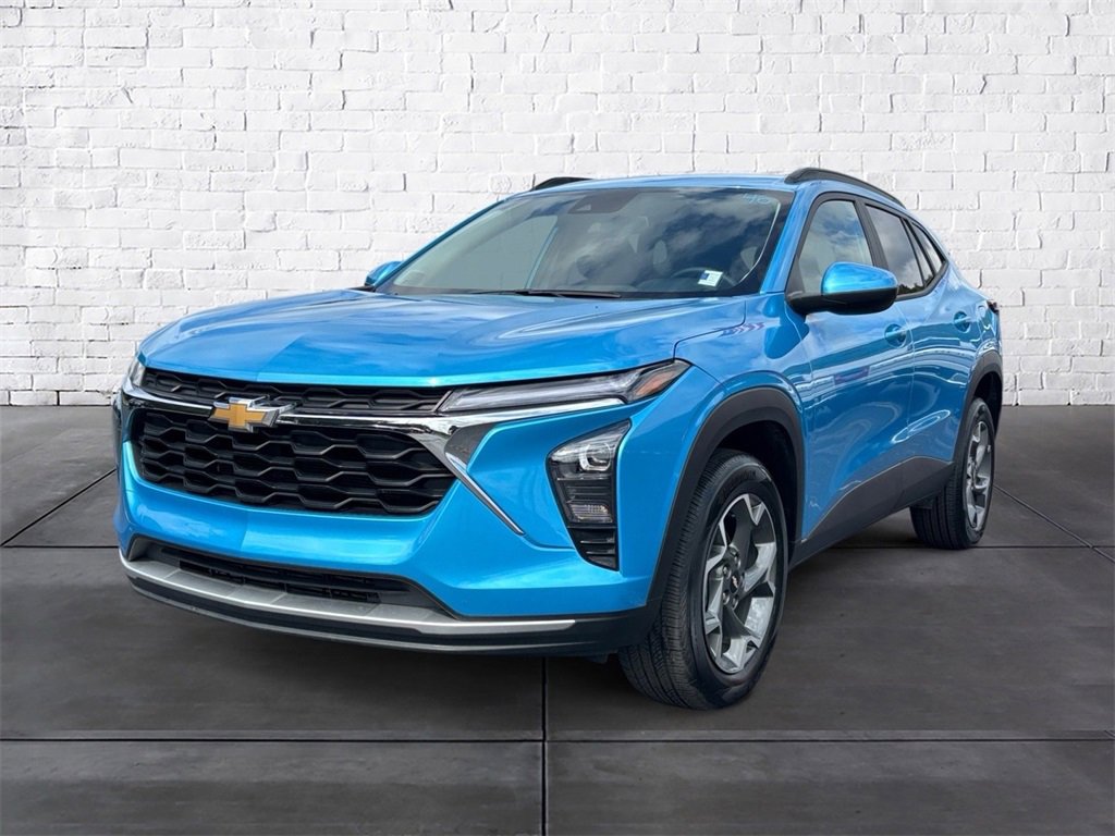 2025 Chevrolet Trax LT photo 2